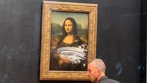 ¡Tartazo a la Mona Lisa! Así quedó el famoso cuadro expuesto en el Louvre