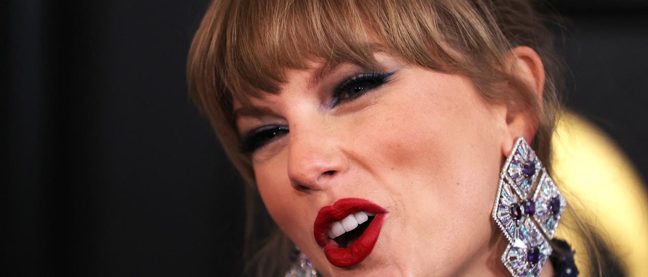 Innumerables memes, fotos y videos humorísticos, circulan desde hace meses burlándose de Taylor Swift después de que se publicara un análisis de la agencia de marketing Yard, que la clasificó como «la famosa más contaminante del año», con 170 vuelos en menos de un año.