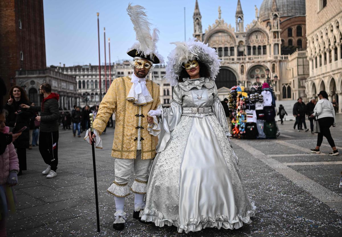 Trajes tradicionales desfilan durante el carnaval de Venecia