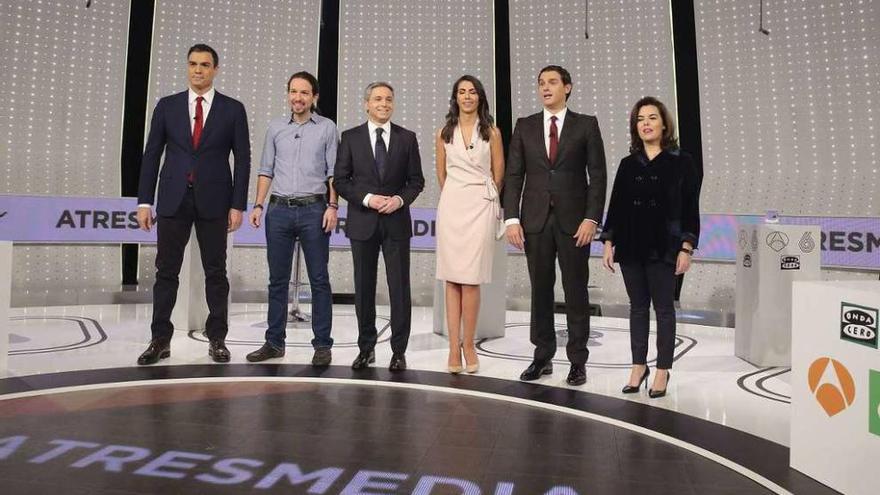 Los líderes políticos y los presentadores en el debate a cuatro de Atresmedia en diciembre.
