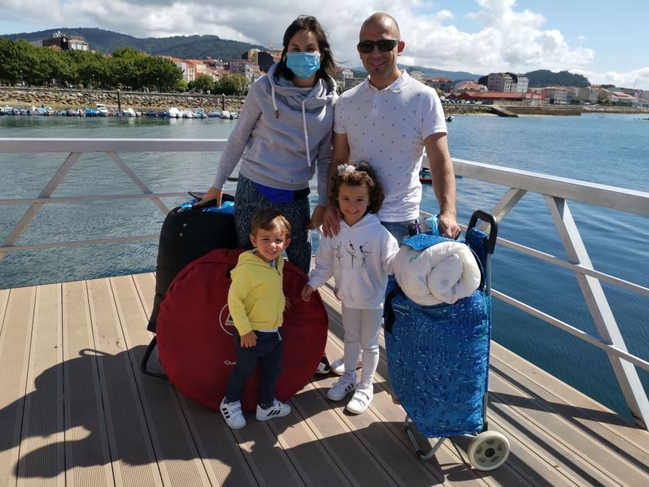 Cíes recibe a los primeros visitantes desde Vigo y Cangas. // Alba Villar | Santos Álvarez