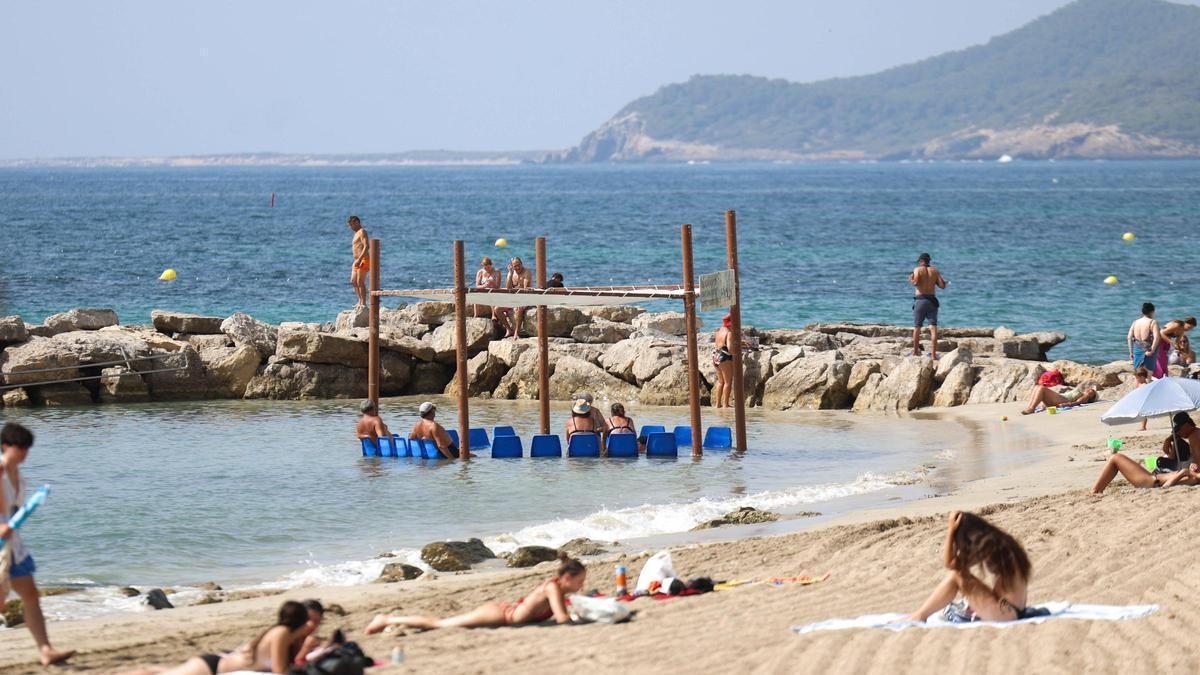 Bañistas en la playa de ses Figueretes.