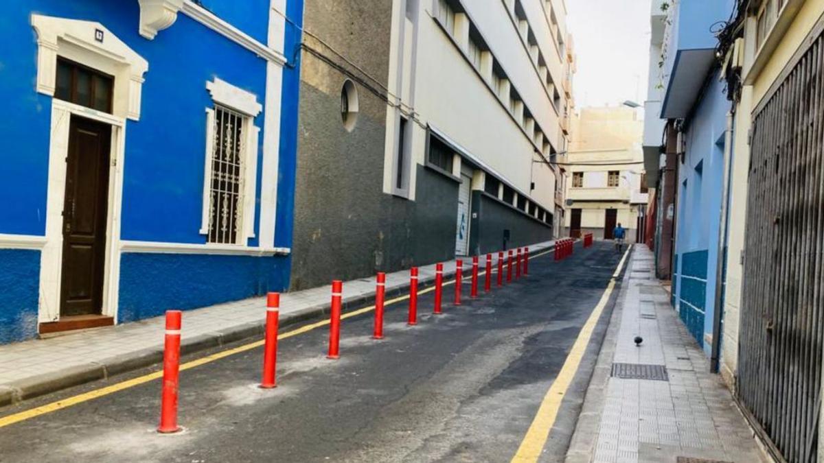 Aspecto de la calle San Juan Bautista con la colocación de las pilonas.