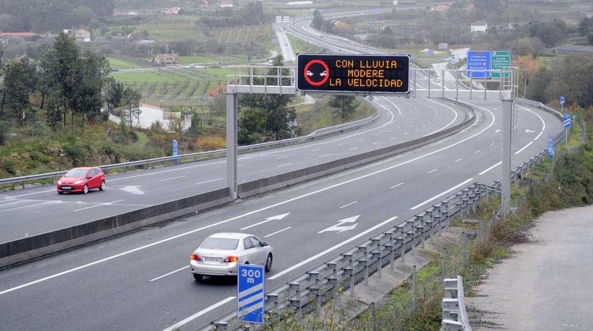 Vehículos en la Autovía do Salnés, en las proximidades de la salida hacia Cambados.