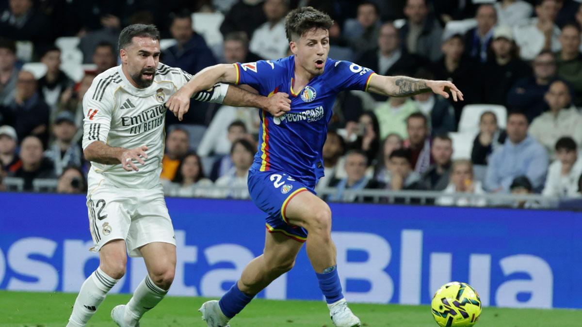 Adrian Liso disputa el balón con Carvajal