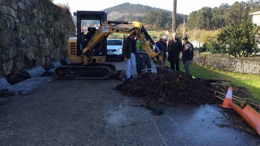 La visita a la obra del vial entre Meiro y Outeiro. // S.Álvarez