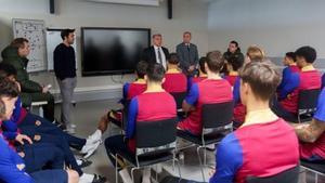 Joan Laporta se dirige a los futbolistas en una sala de la ciudad deportiva junto al vicepresidente Rafa Yuste, el director deportivo Deco y Xavi y Òscar Hernández.