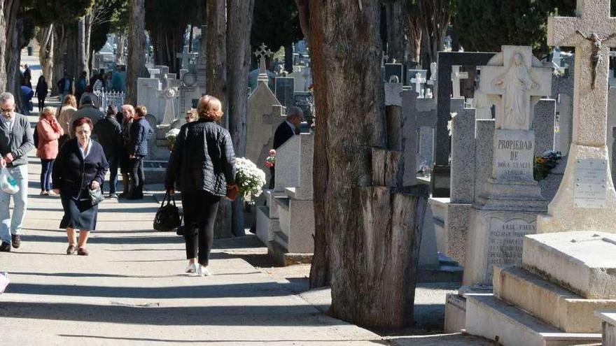 La afluencia de ciudadanos al cementerio de San Atilano fue muy alta durante todo el fin de semana, en el que acompañó el sol.