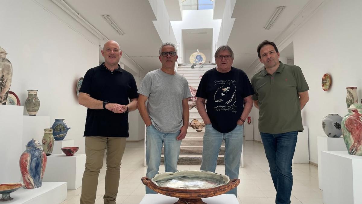 Fuster y Vélez visitan la exposición, este viernes, en la EASD de Mérida.
