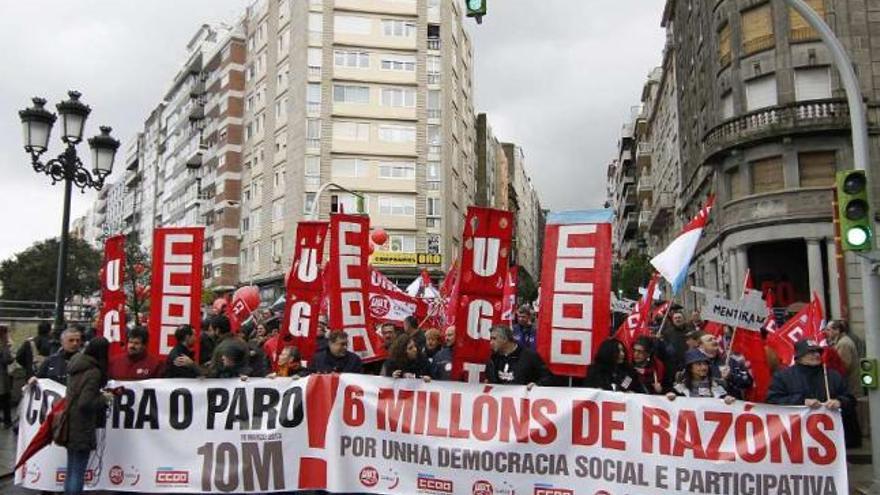 Cabeza de la manifestación conjunta de CC OO y UGT, a la altura de Urzáiz con Vía Norte.  // Jorge Santomé