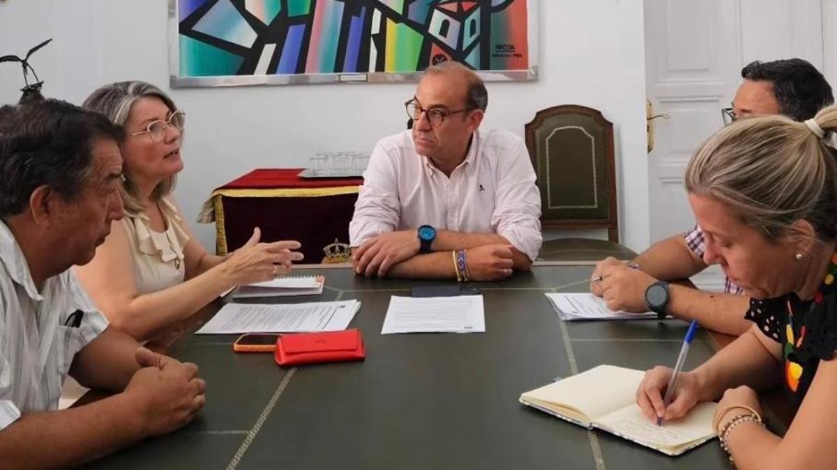 Representantes de la Agrupación Vecinal de Cáceres, junto al alcalde Rafa Mateos y la concejala Jacobi Ceballos, durante la reunión de este miércoles.
