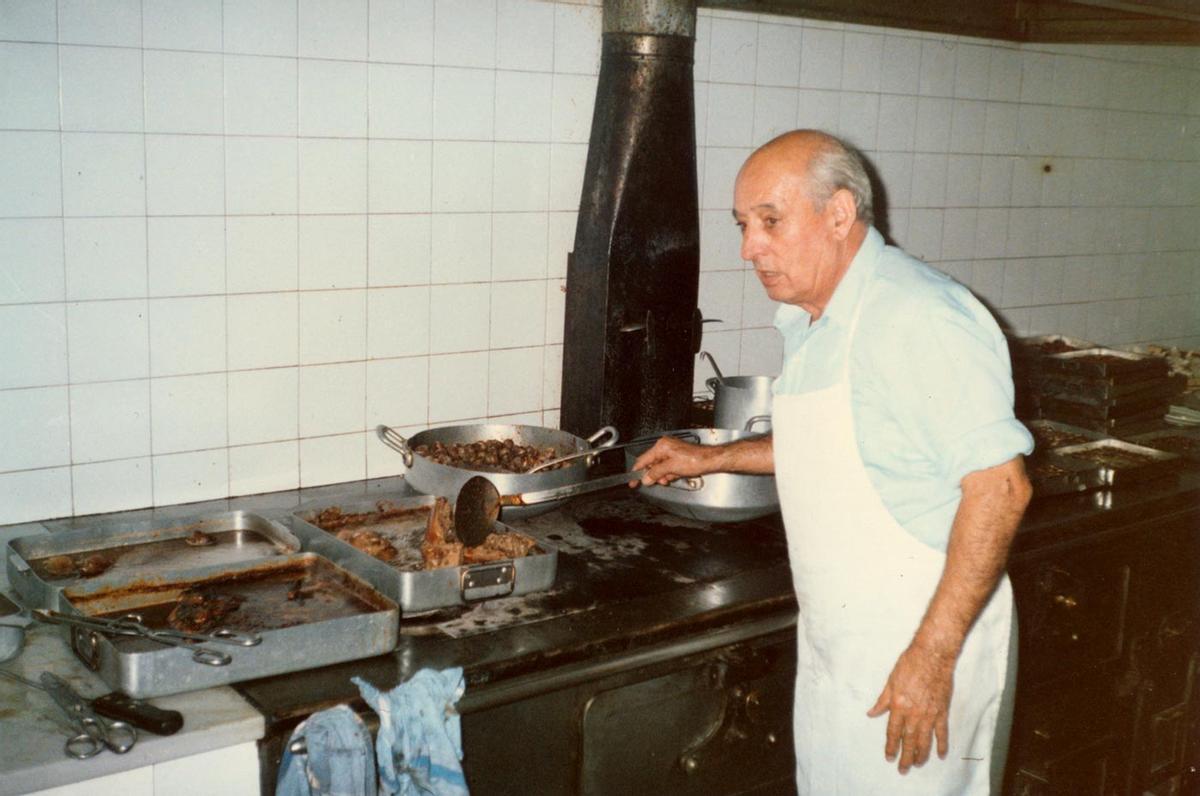 L'avi Josep cuinant els cargols de Can Barris.