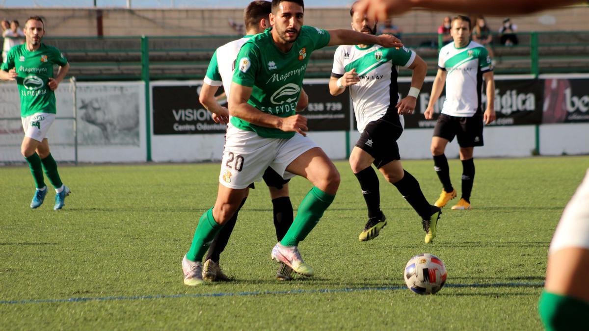 Écija se escapa con el balón controlado.