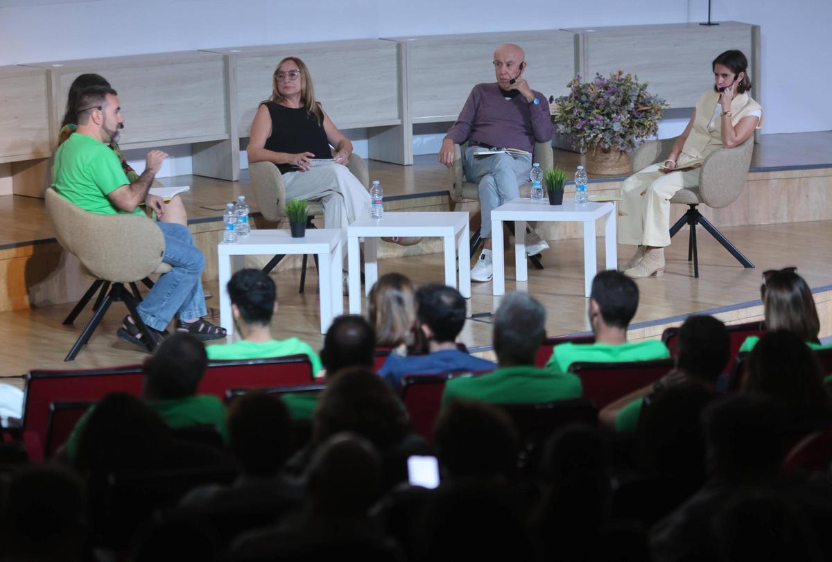 Kilian Cuerda, Rosanna Martínez, Mayte Montaner, Eduardo Zafra y Eva Plana, durante la segunda mesa de la jornada.