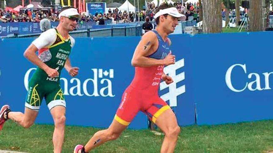 Mario Mola, ayer con el surafricano Richard Murray a su estela en la carrera a pie.