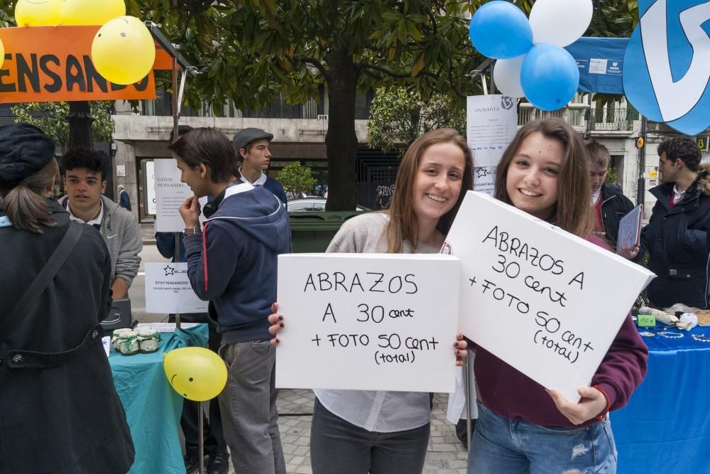 Mercadillo de escolares en el Paseo de Los Álamos de Oviedo