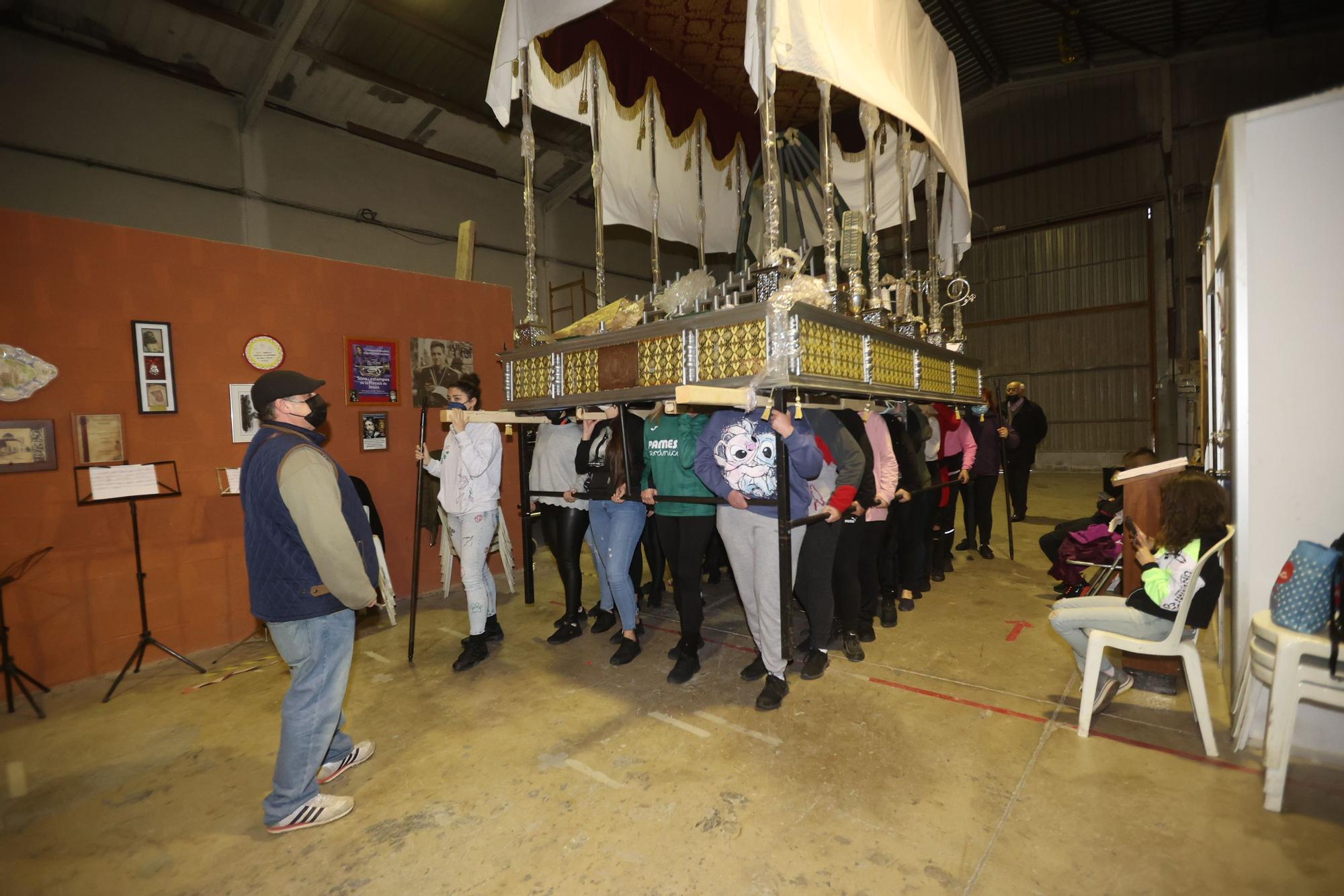 Las cofradías de Vila-real ya ensayan los pasos para la Semana Santa