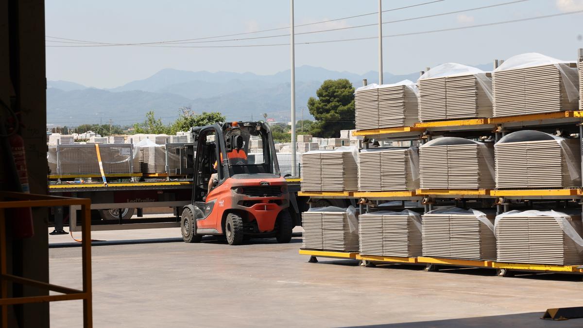 Carga de azulejos en una fábrica de Castellón.