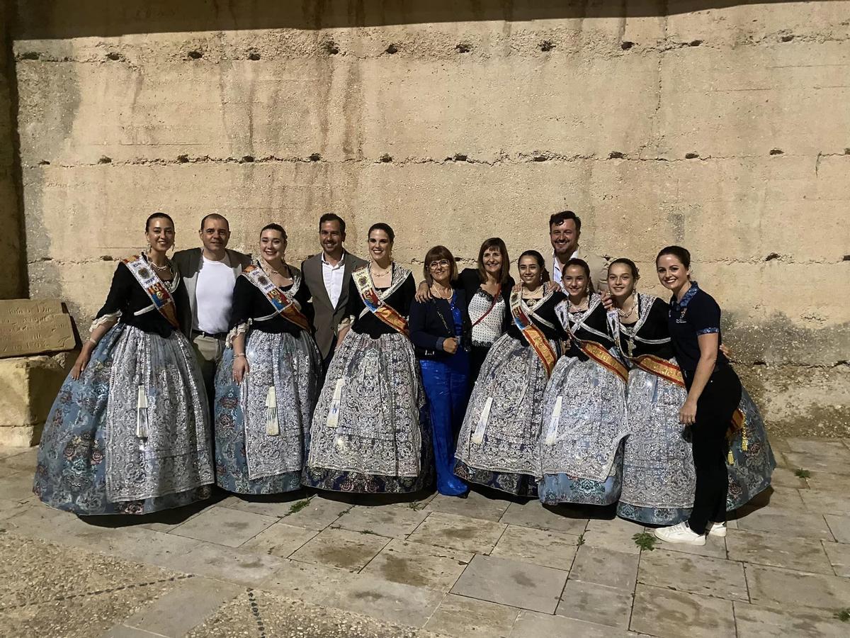 Ruz, junto a Rodil, posan con las reinas y damas de las fiestas de Elche el pasado sábado