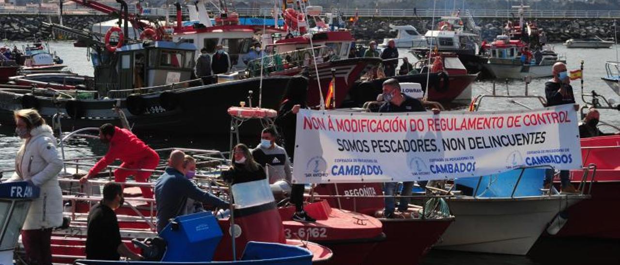 Protesta de la flota de bajura la semana pasada. En la foto, barcos y marineros de Arousa.