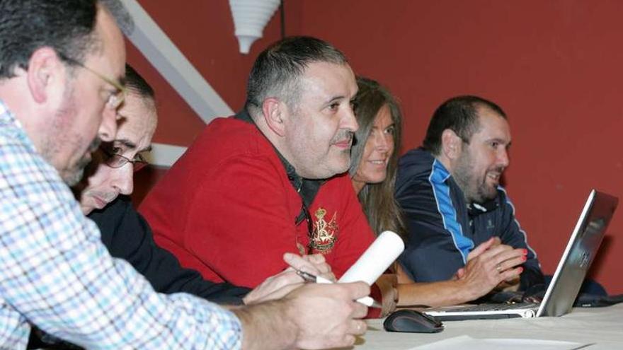 Un instante de la asamblea de socios del Balonmán Lalín, anoche en el Forum Dezae.