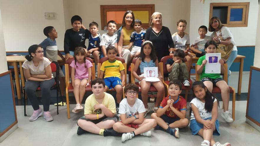 En la última fila, en el centro, Covadonga Díaz y Charo Suárez, con los niños del programa de conciliación.