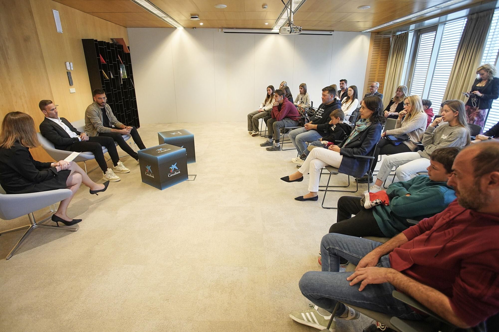Girona seu Caixabank carrer de la Creu trobada Arthur Melo i Gazzaniga amb aficionats Meet and Green