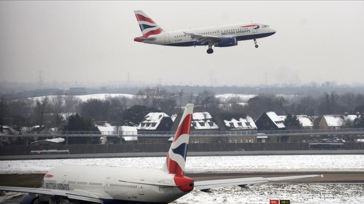 Un avión parecido al Airbus A320 de la compañía aérea British Airways contra el que impactó un dron, en el aeropuerto de Heathrow en Diciembre.