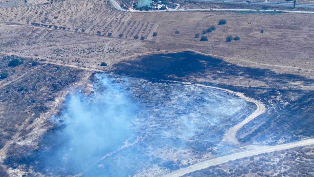 Incendios forestales Mazarrón | Dos incendios en Mazarrón provocan la movilización de un helicóptero y los bomberos