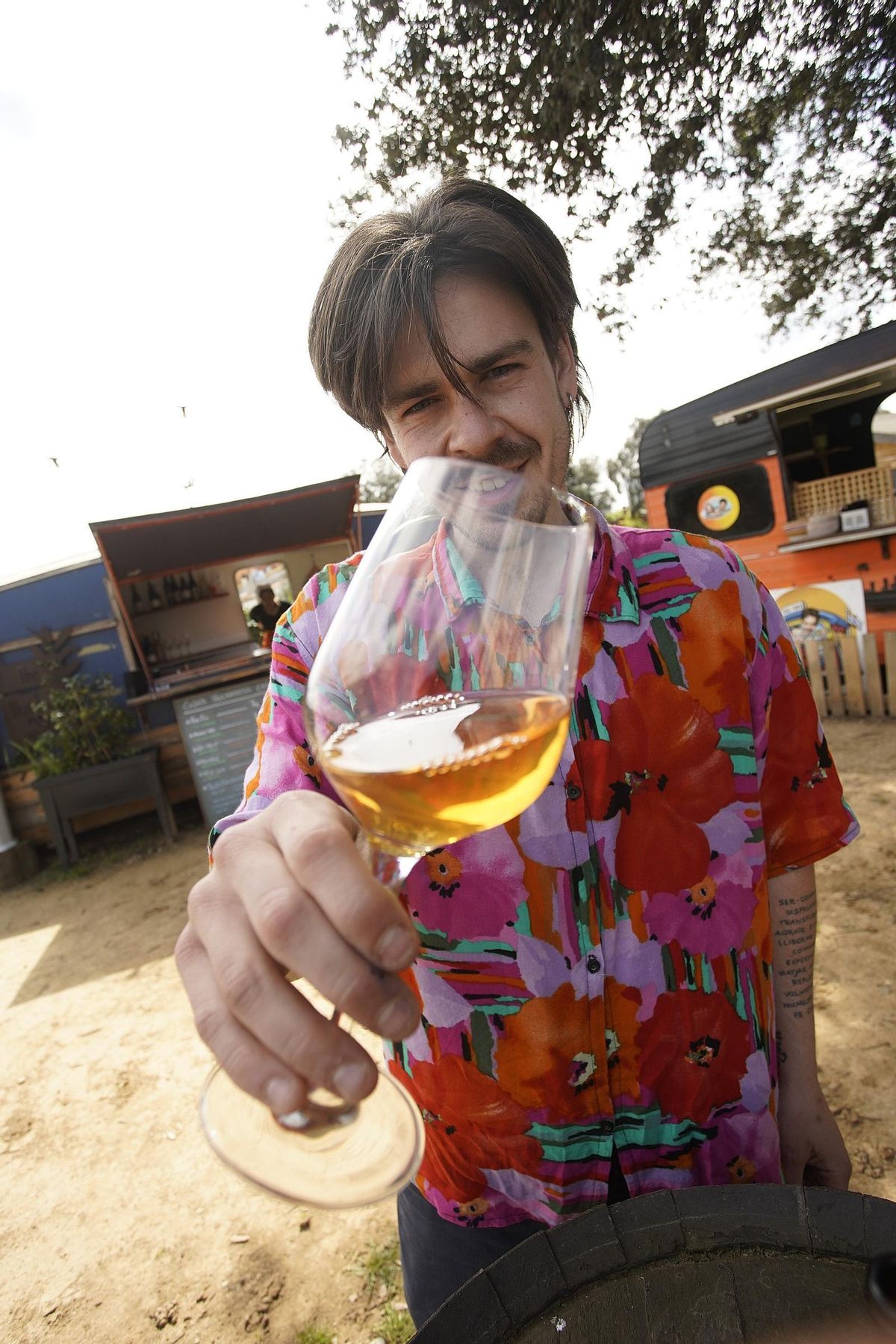 Jaume Matas amb un dels vins naturals que elabora