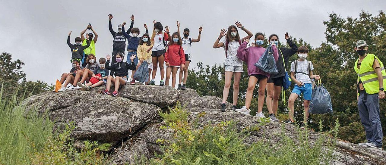 Los participantes en el campamento, ayer, en el Castro de Toiriz.