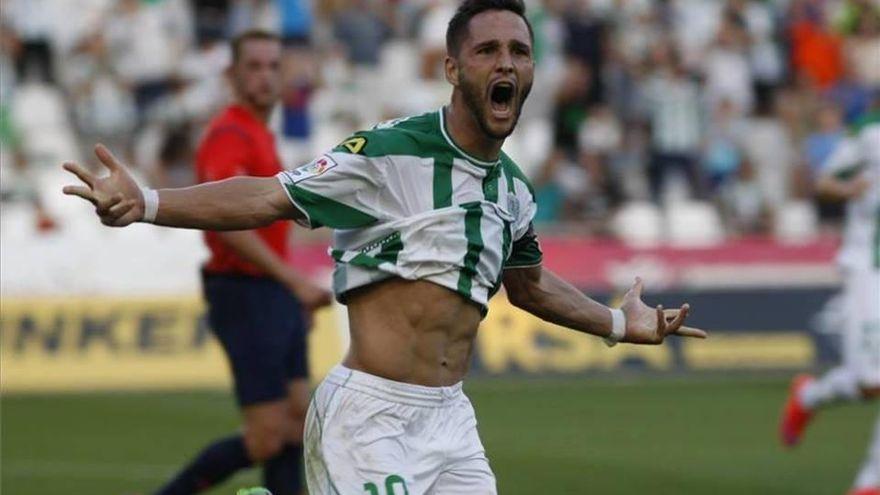 Florin Andone celebra un gol con la camiseta del Córdoba CF.