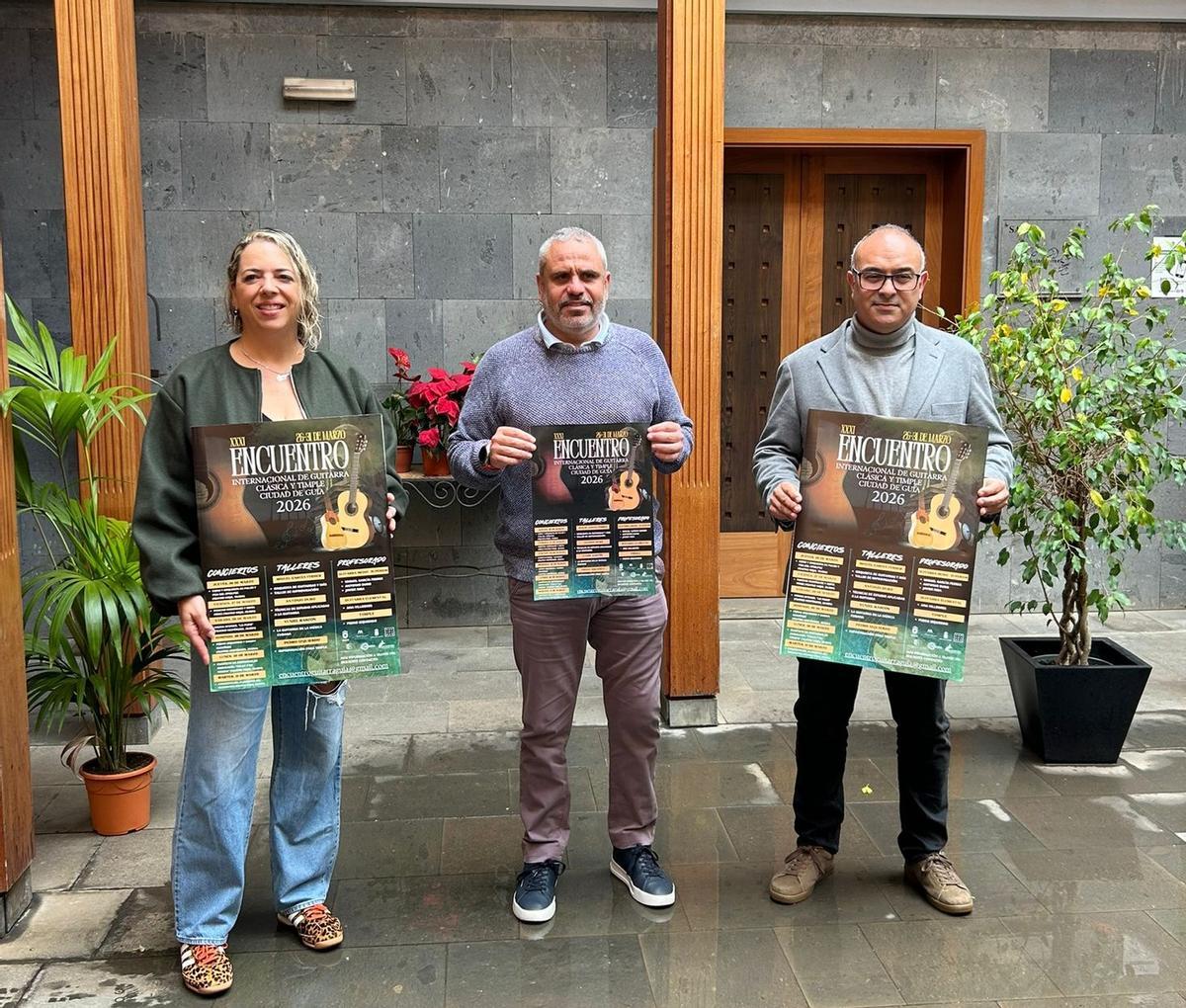 El alcalde, Alfredo Gonçalves Ferreira, junto al concejal de Cultura, Jualián Melián, y la directora del encuentro, Jacqueline García.
