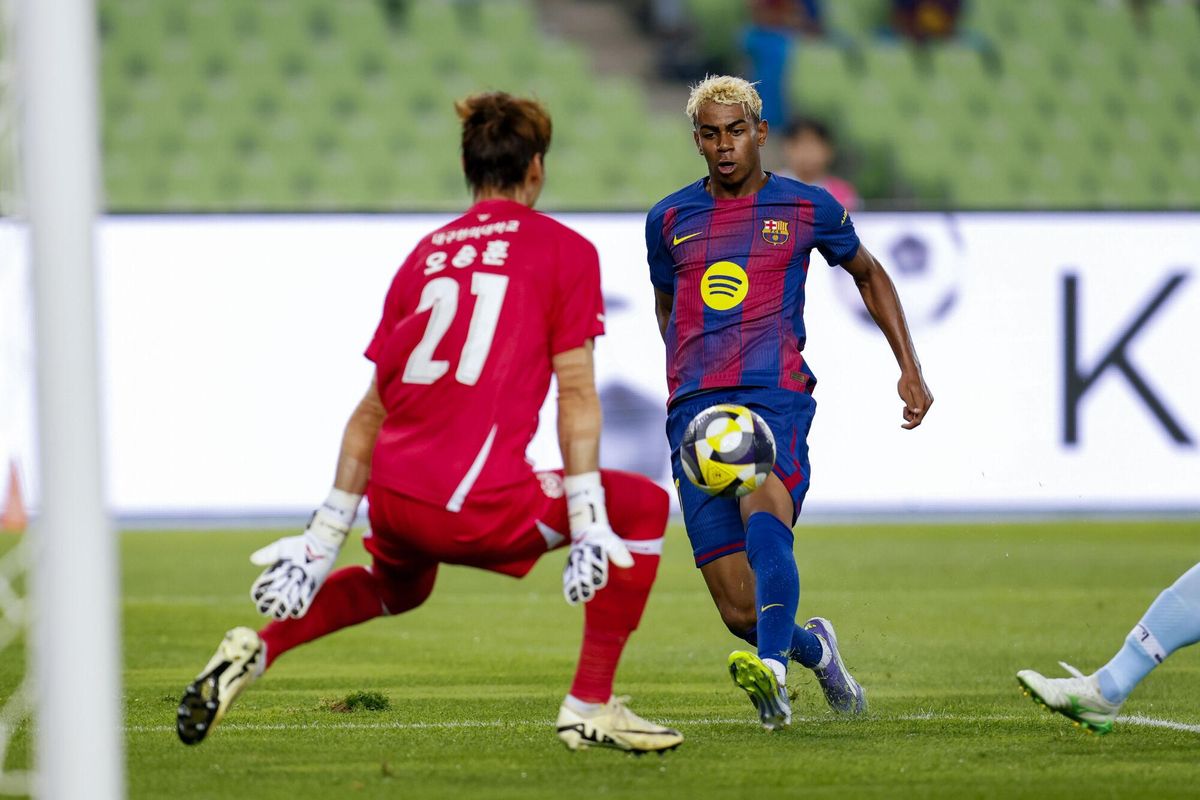 Lamine Yamal intentya elevar el balón sobre el meta Seung-hun Oh.