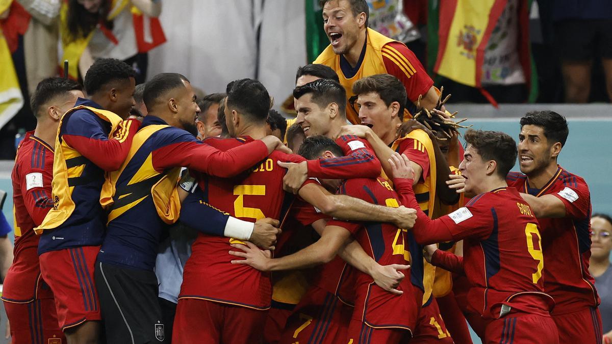 Los jugadores españoles celebran el gol de Morata.