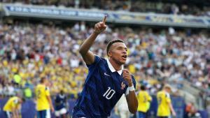 Kylian Mbappe festeja su segundo gol, el tercero de Francia a Suecia, en el partido disputado en New Jersey correspondiente a los dieciseisavos de final.