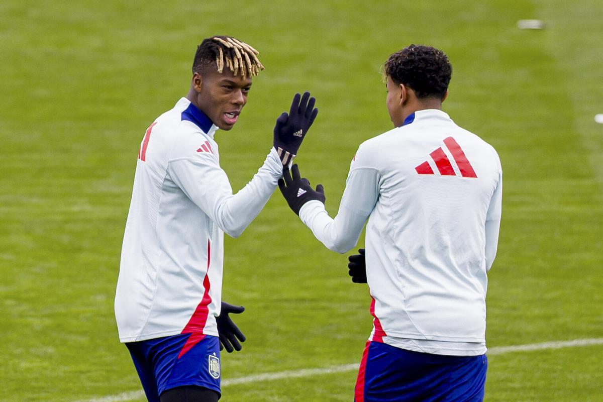 Lamine Yamal y Nico Williams en el entrenamiento previo al Países Bajos-España