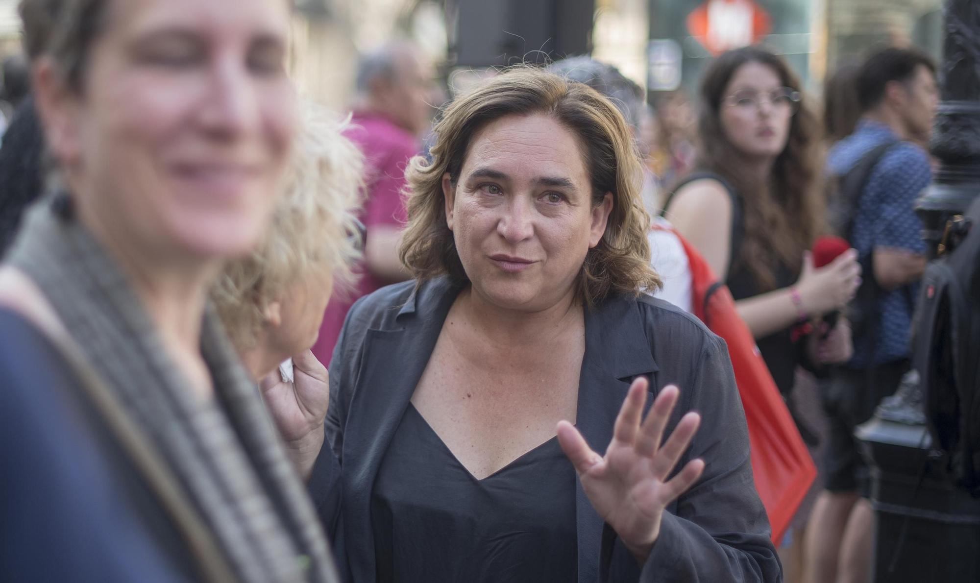 La ex alcaldesa Ada Colau durante la ofrenda floral en homenaje a las víctimas de los atentados del 17-A en La Rambla