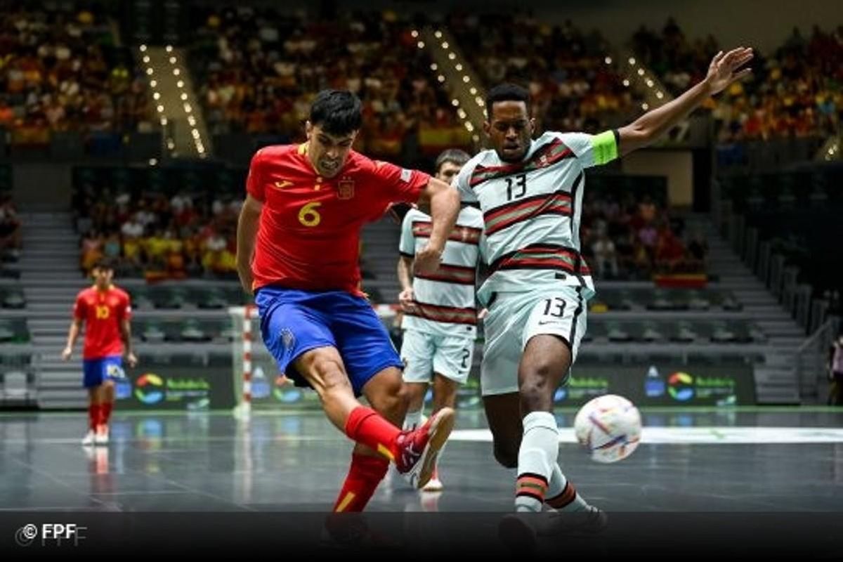 Nico Marrón golpea el balón.