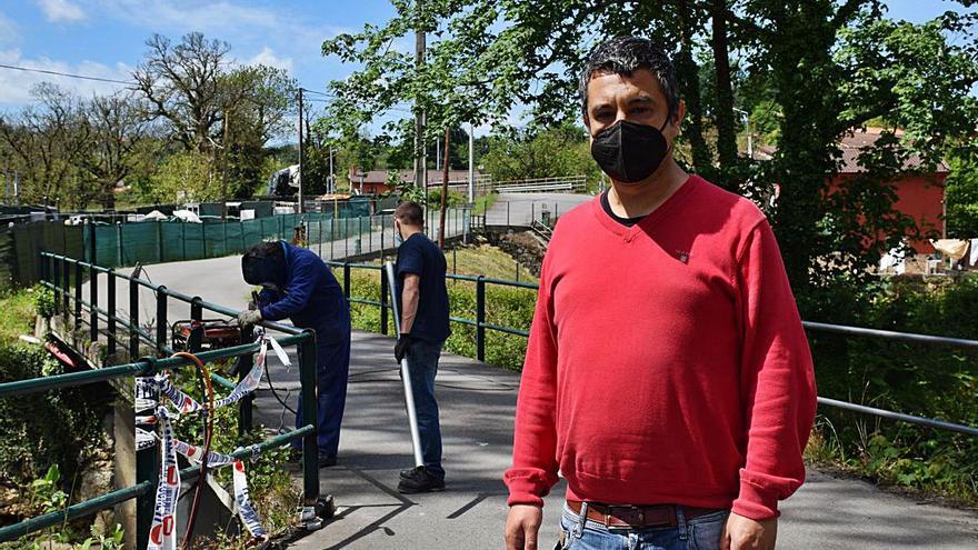 El edil Javier Rodríguez visitando las obras del puente de La Castañera (Granda) |