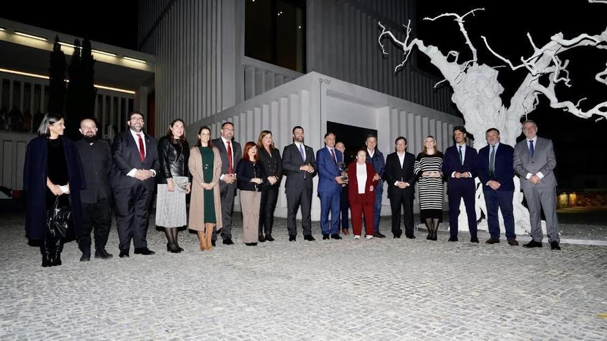 Alcaldes del GCPH, autoridades y Tuñón, junto a Helga de Alvear y García Carballo.