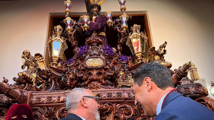 Vídeo | El presidente de la Junta da la primera levantá de Jesús de la Humildad por las víctimas de Adamuz
