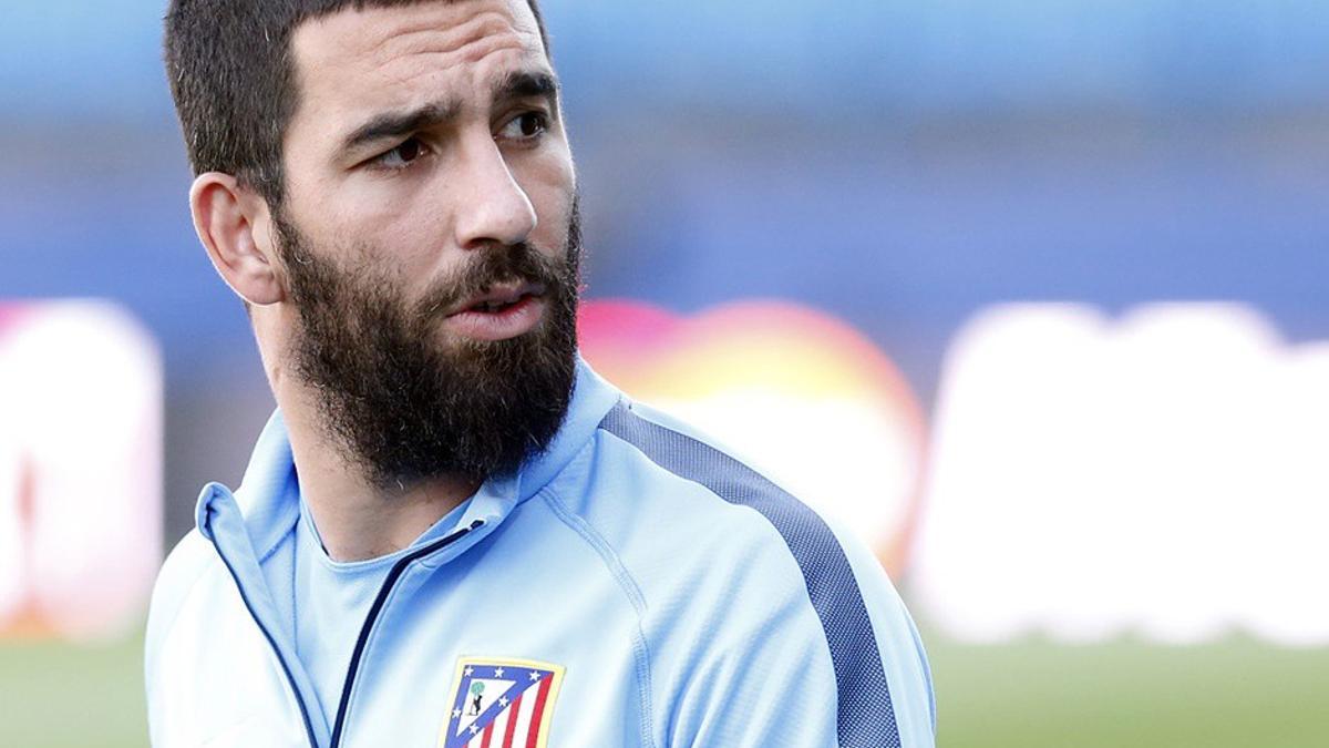 Archivo - Arda Turan, durante un entrenamiento en la Ciudad Deportiva del Atlético de Madrid.