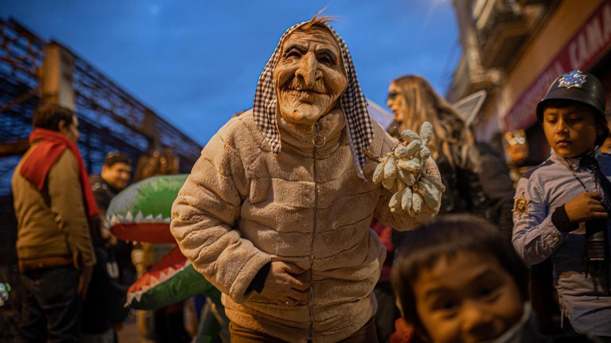 Una persona disfrazada en el Carnaval de Gràcia de Barcelona del 2022.