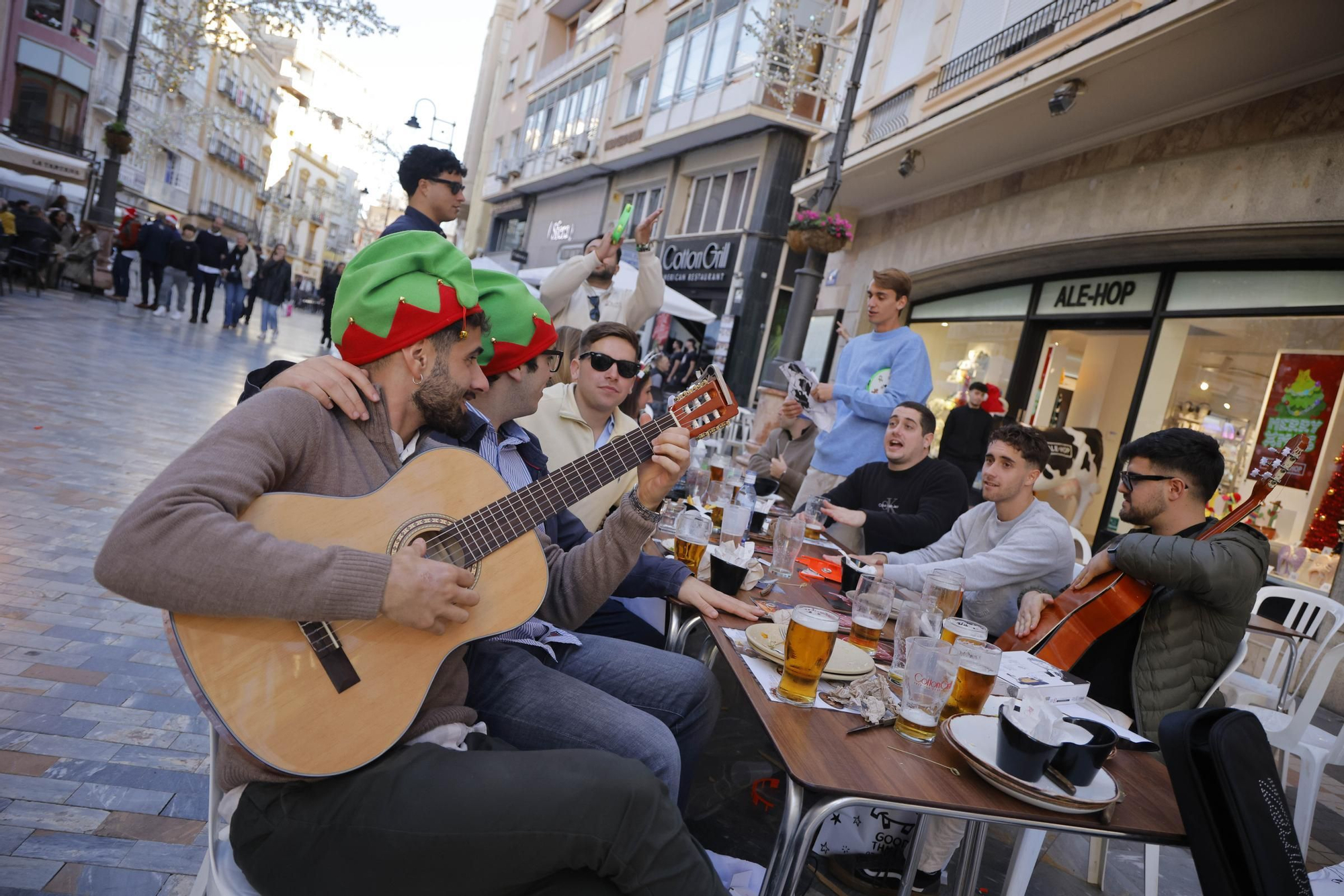 Las calles de Cartagena vibran con el 'tardeo' de Nochebuena