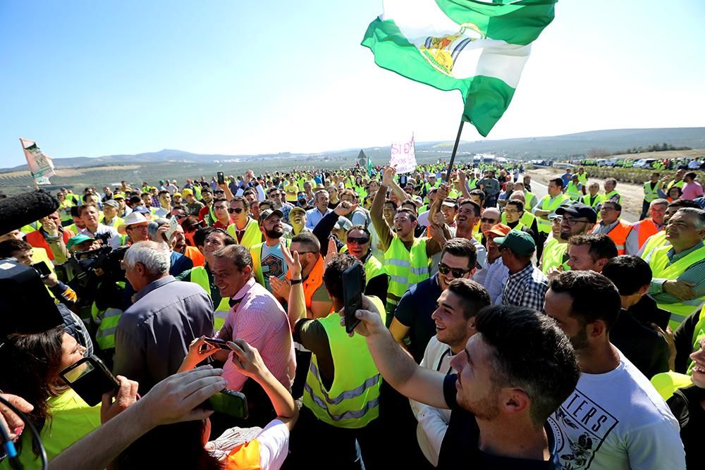 Los agricultores cortan la A-45