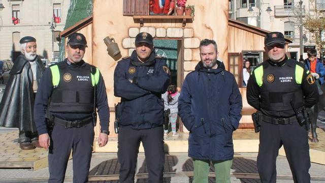 El concejal Raül Llopis con agentes portando el chaleco