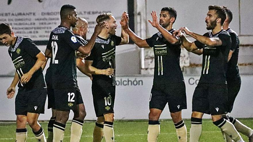 Los jugadores del Intercity celebran uno de los goles.