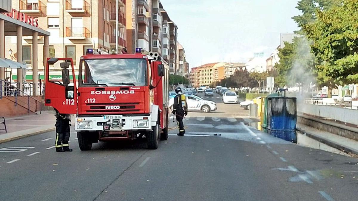 Bomberos de Benavente extinguiendo un fuego en un contenedor. | E. P.
