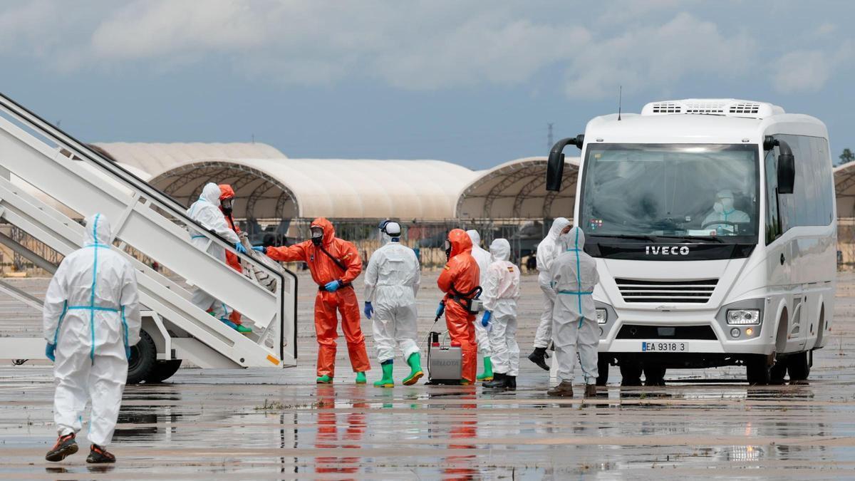 La llegada de los 14 pasajeros españoles del MV Hondius a la base aérea madrileña de Torrejón, en imágenes.